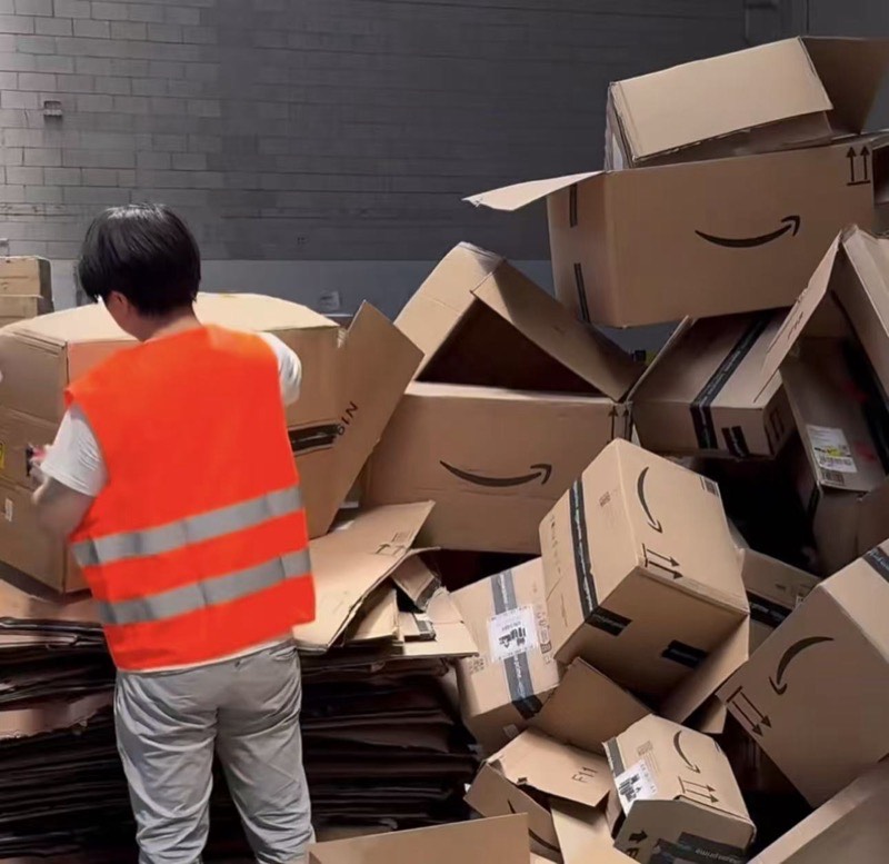 Sorting and recycling cardboard boxes