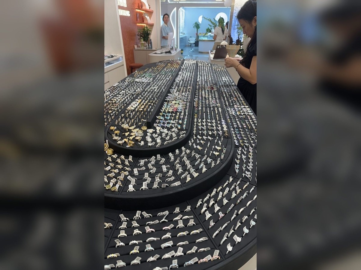 Jewelry showroom table — designs available to customise